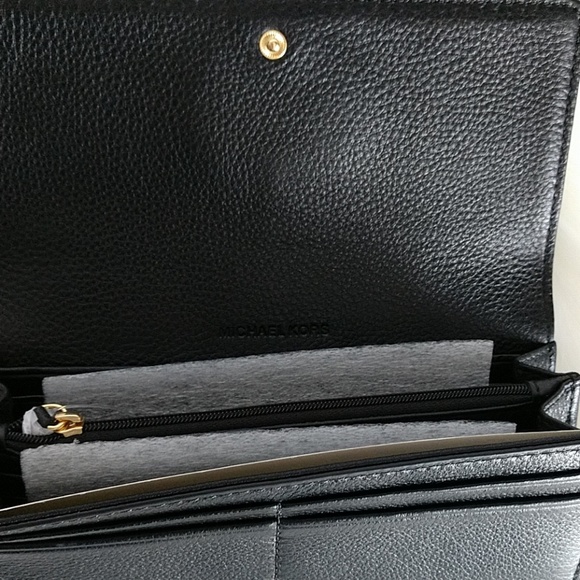 BEAUTIFUL MICHAEL KORS WALLET - Picture 6 of 8